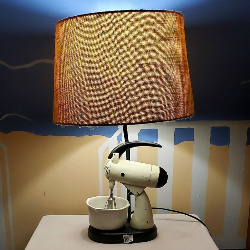 Hand mixer table lamp